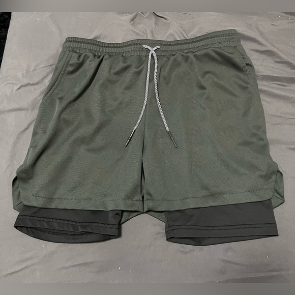 Gym shorts size Large fits 30 to 34 waist with cellphone pocket - Picture 2 of 4